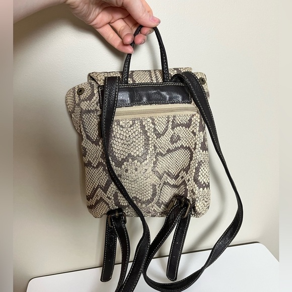 VINTAGE Guess Leather Faux Snake-Skin Purse Backpack - Picture 4 of 5